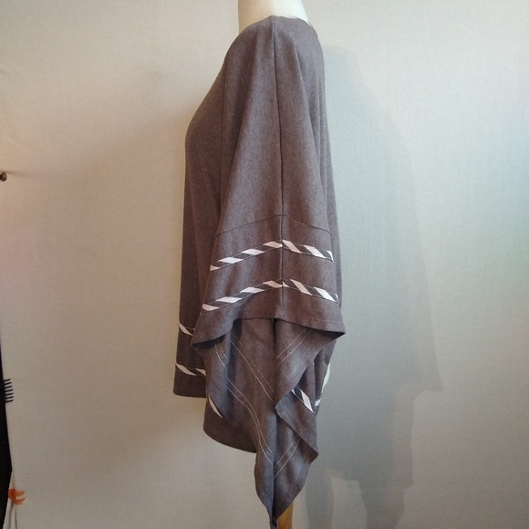Hem & Thread Poncho - Picture 2 of 10